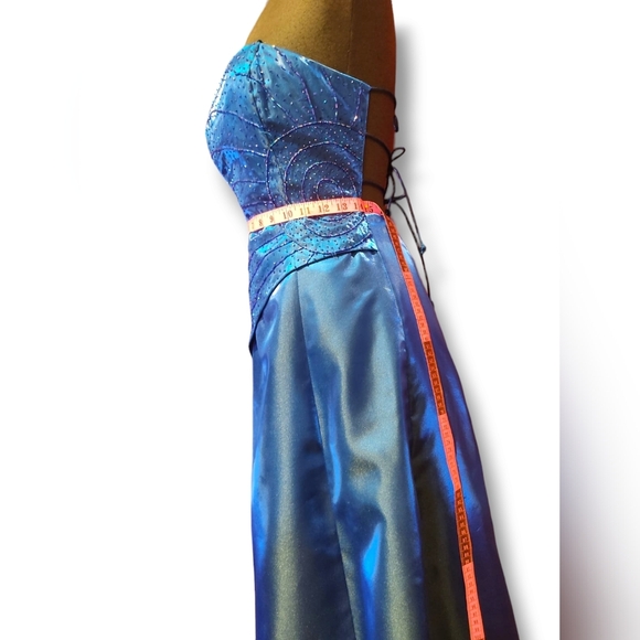 Shimmering blue gown - Picture 5 of 11
